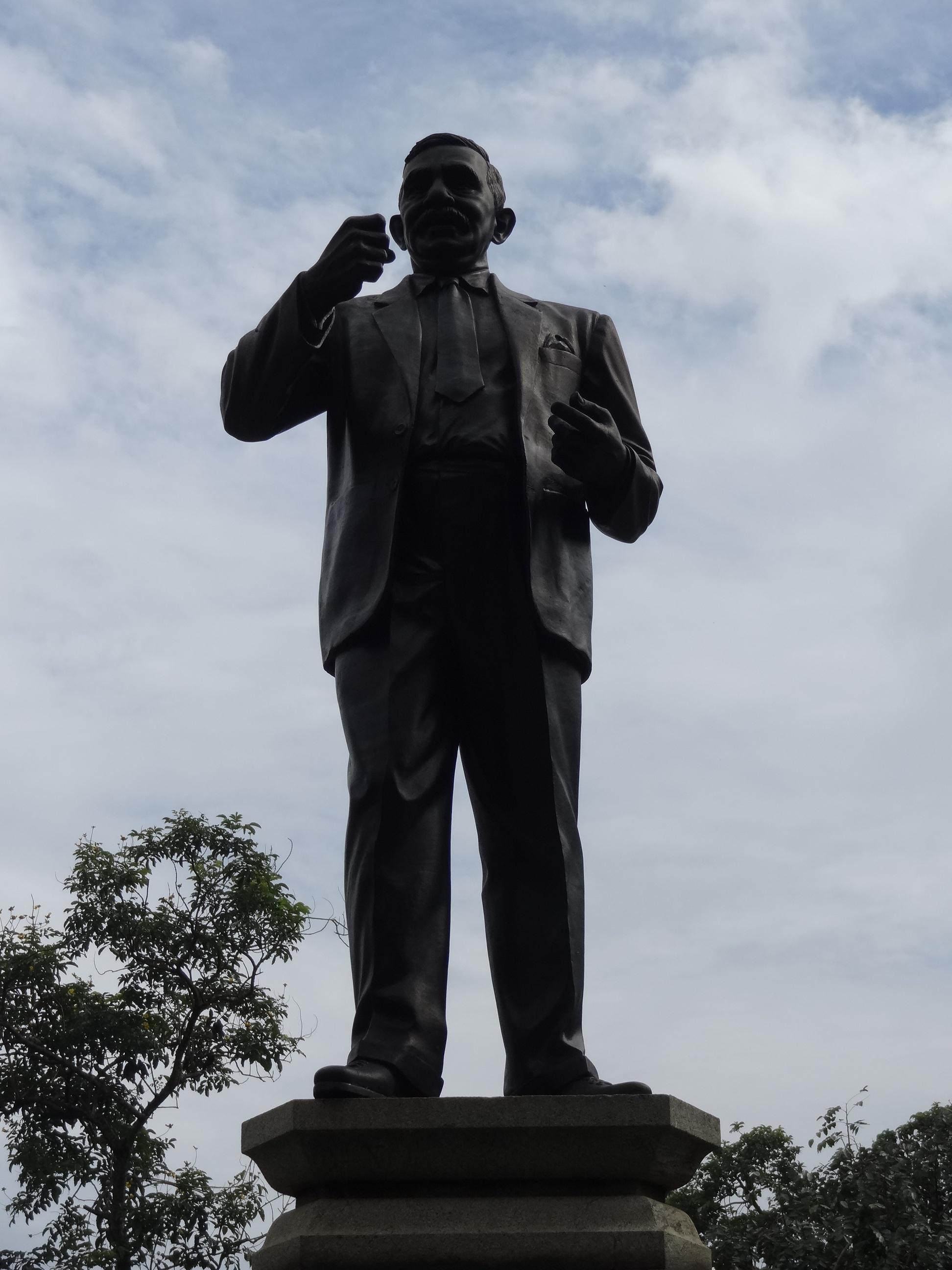 Statue of D. S. Senanayake holding a pipe in Kandy